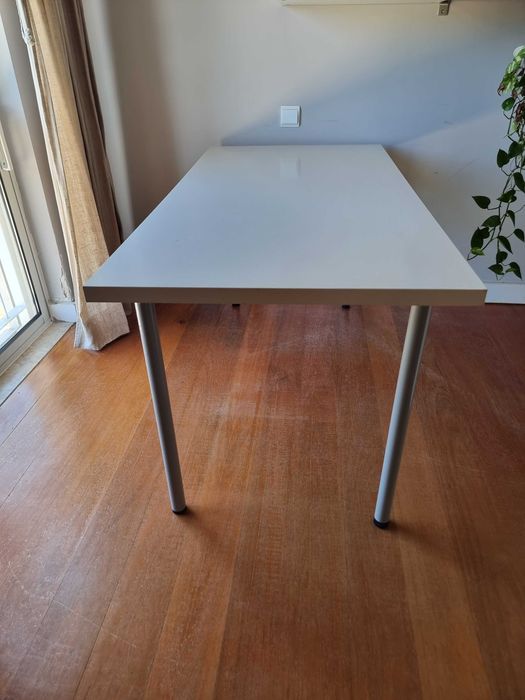 Mesas Ikea brancos de varios tamanhos, pernas cinza laquado