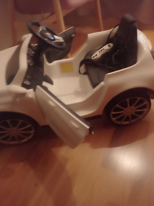 Carro infantil Mercedes AMG com bateria e comando