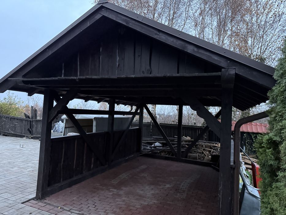 Wiata drewniana na samochod.