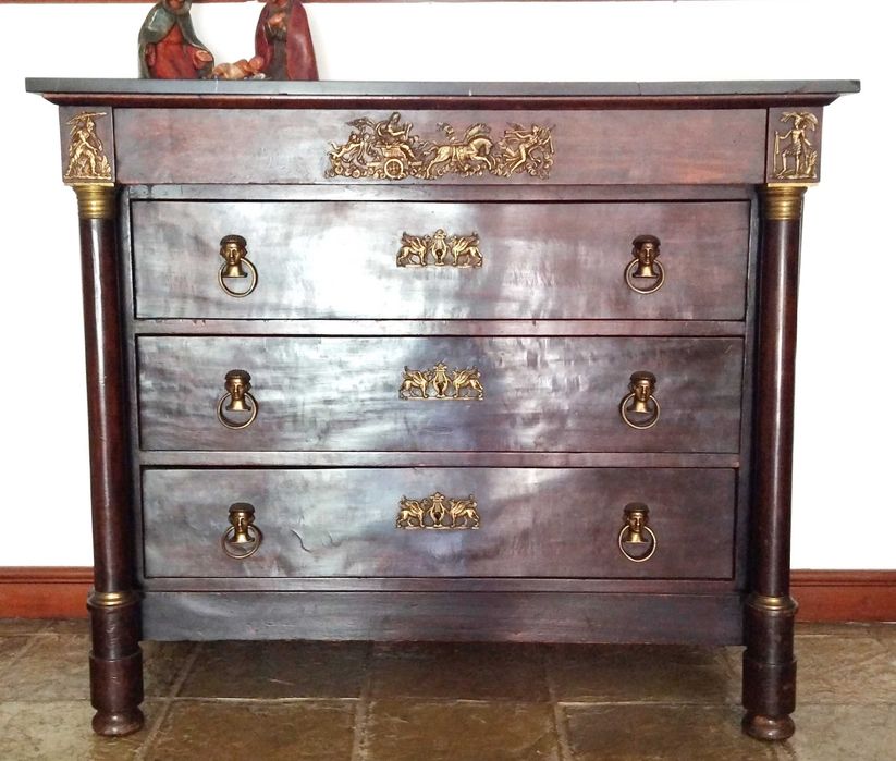 Cómoda de estilo colonial