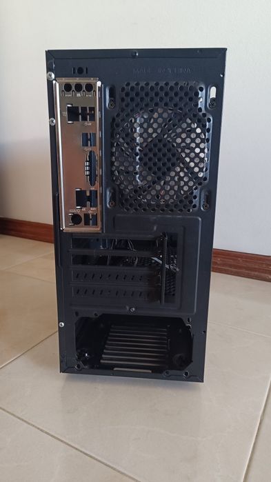 Caixa para PC ATX/Micro-ATX – Excelente estado