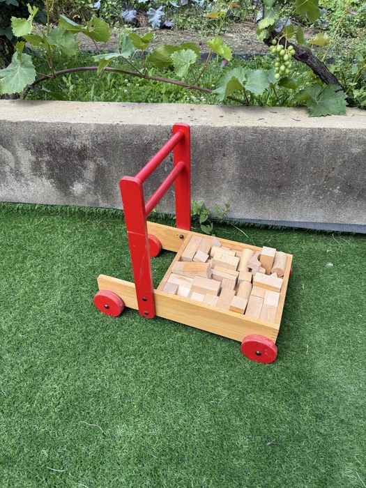 Дитячі ходунки, візок з деревʼяними блоками
