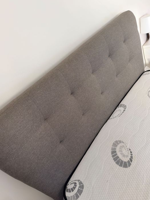 Cama, cabeceira e colchao