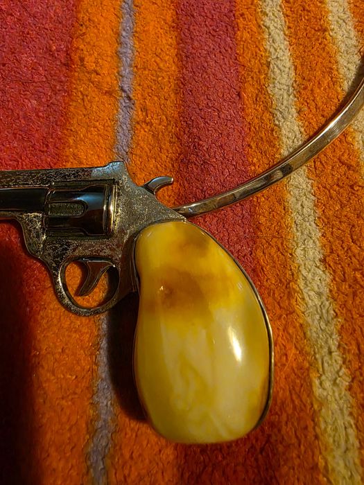 Zawieszka rewolwer bursztynowy z obrożą srebrną