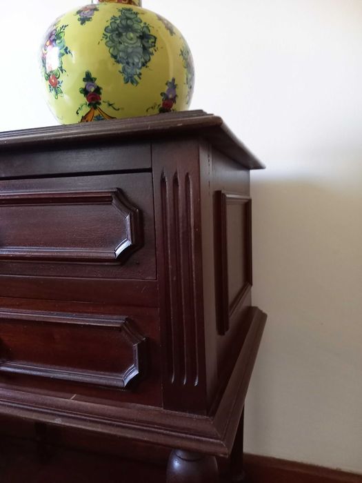 Mesa de cabeceira / cómoda antiga em madeira maciça