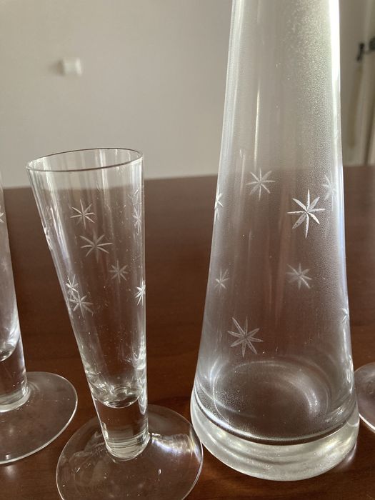 Conjunto de garrafa e quatro copos de licor