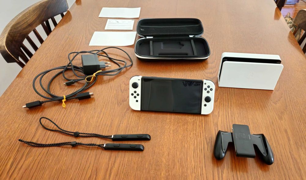 Nintendo Switch OLED Branca C/Nova + Mala Portátil + Vidro Protetor + Thumb Grips