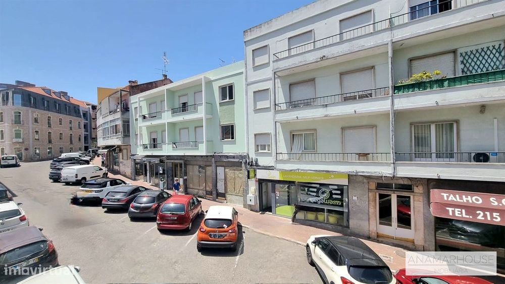 T2 totalmente remodelado com duas varandas num 1 andar, no centro da V
