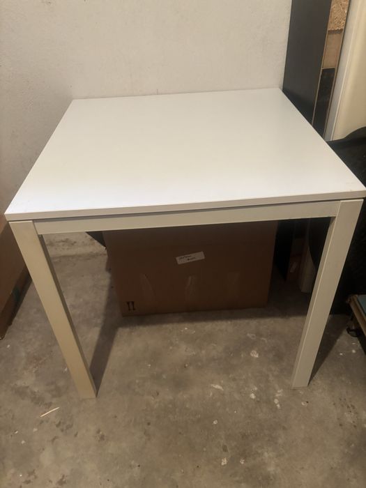 Mesa de cozinha branca quadrada