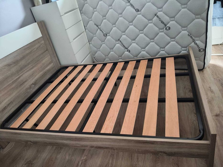 Cama de casal de madeira