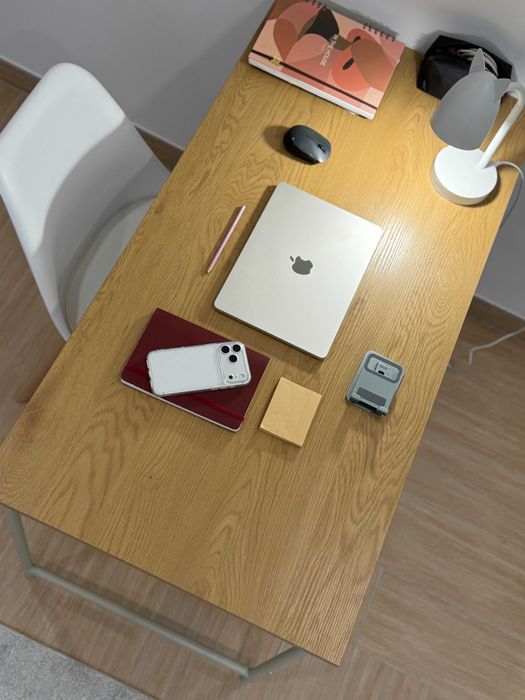 Mesa, estante e cadeira de escritorio