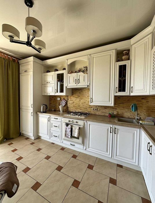 Продаж 3 кімнатної квартири по вул. Тичини,2 ЖК Сонячний Край. Квартира має 3 окремі кімнати, 2 балкони. В квартирі зроблений сучасний ремонт