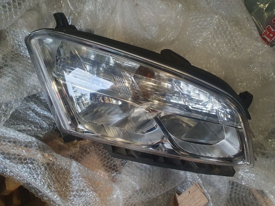 Фара   Toyota  Camry,Toyota Avensis T27,Chevrolet Trax,Dodge Ram