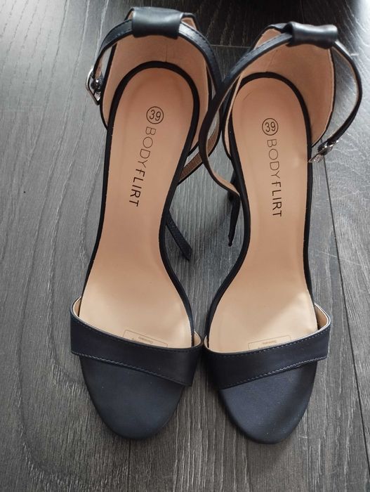 Nowe Sandały damskie 39