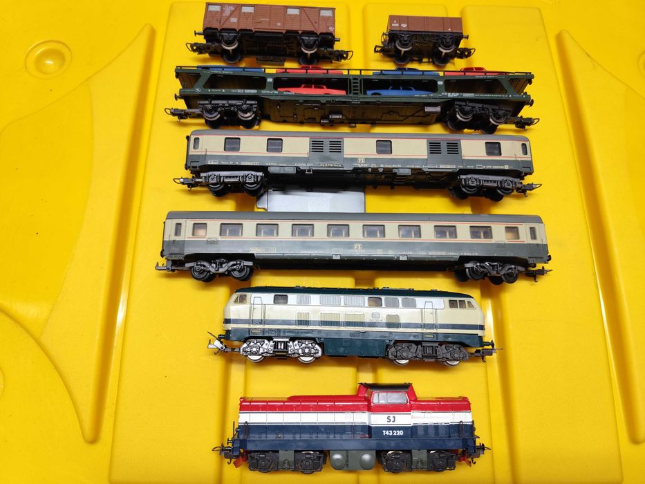 Conjunto Lima: 2 locomotivas, 5 carruagens, transformador e linhas.