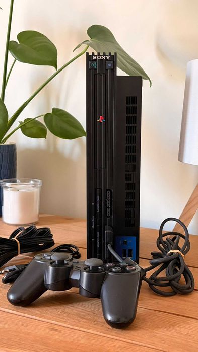 PlayStation 2 Fat (SCPH-39004) + Comando + Cabos + Cartão de Memória