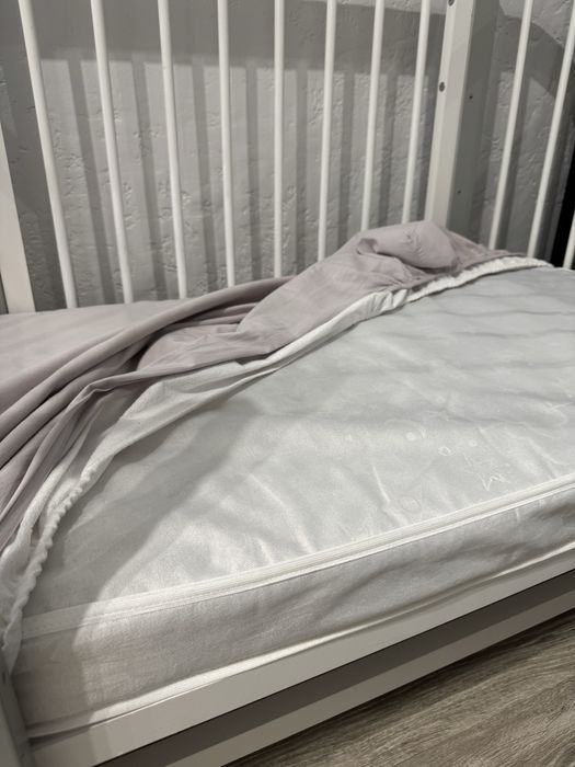 Дитяче ліжечко з маятником + матрац + постіль+подушка,ковдра