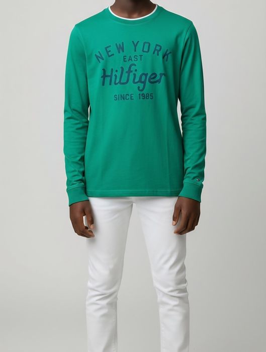 Zielona bluzka młodzieżowa Tommy Hilfiger 
Rozmiar 12-14 lat 
Stan dobry 
Szerokość od pachy do pachy 46 cm 
Dlugosc całkowita 62 cm