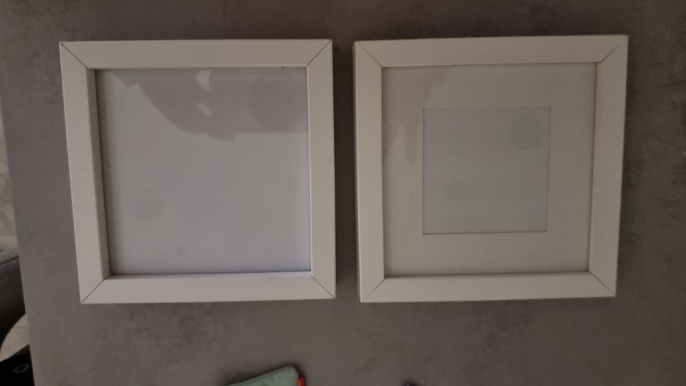 Duas molduras brancas