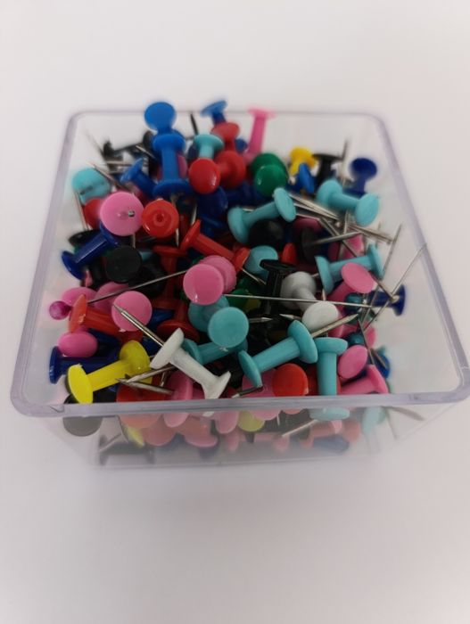 Pinezki szpilki do tablicy korkowej