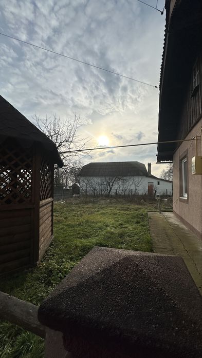 Продаж будинку, поруч з містом