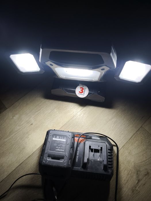 Аккумуляторы 2шт. 18 6.0ah + прожектор + зарядная станция