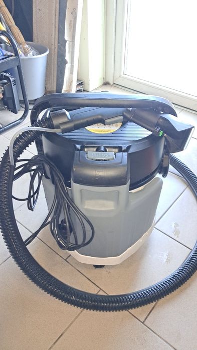 Продам майже новий миючий пилосос Karcher SE4