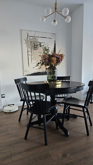 Drewniany stół z krzesłami czarny