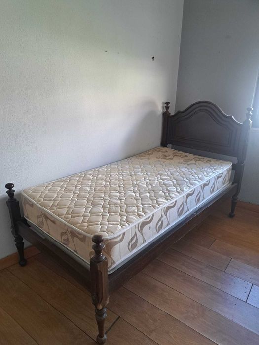 Cama de solteiro com estrado e colchão