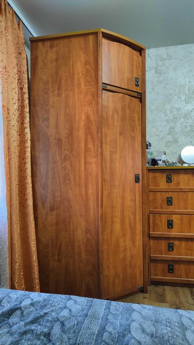 Продається кутова шафа