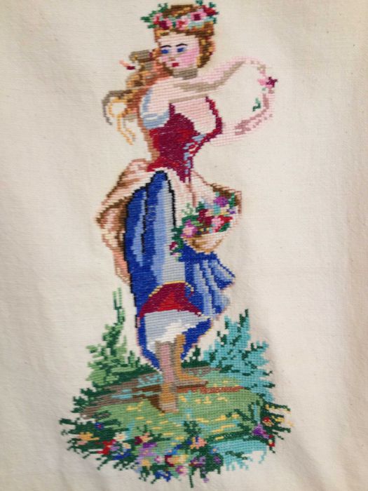 Картина дівчина з квітами ручна вишивка на полотні Антикварна