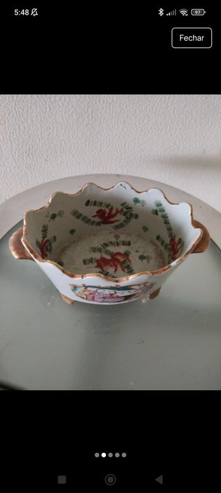 Taça decorativa de porcelana oriental decoração policromada e outo Vin