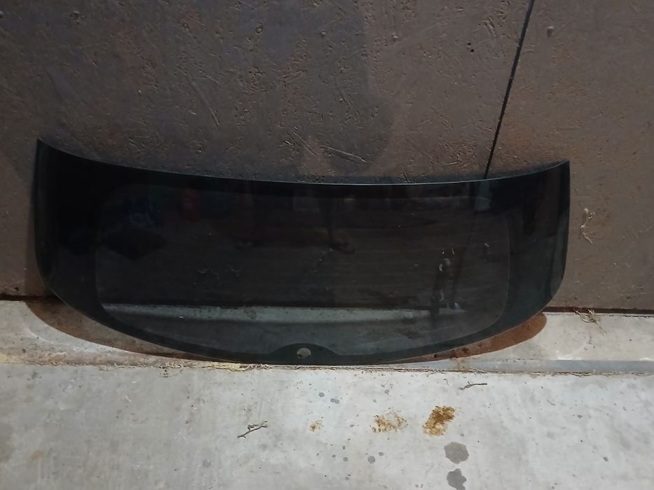 Задне скло до авто Nissan Tiida хетчбек 2008 року.