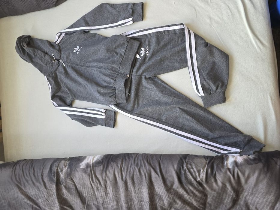 Dres dziecięcy Adidas wzrost 122 wiek 7- 8 lat