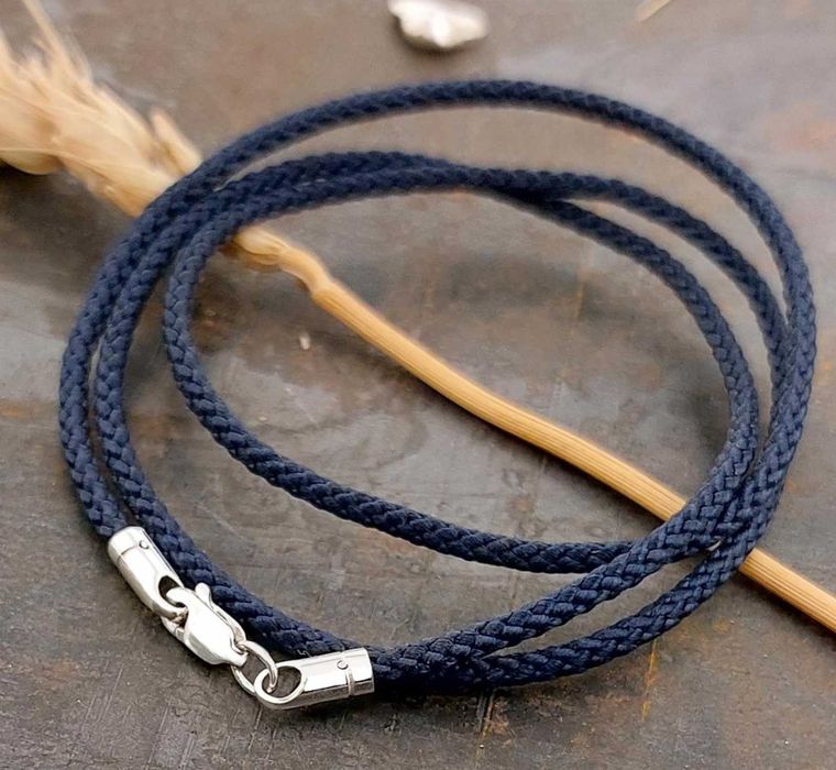 Шовковий шнурок із срібною застібкою