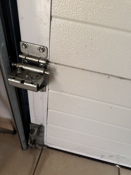 Portão seccionado  de GARAGEM com cerca de 4,50 m x 2,40 m – COMPLETO