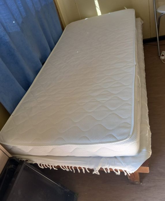 Cama de madeira e OBS e colchão