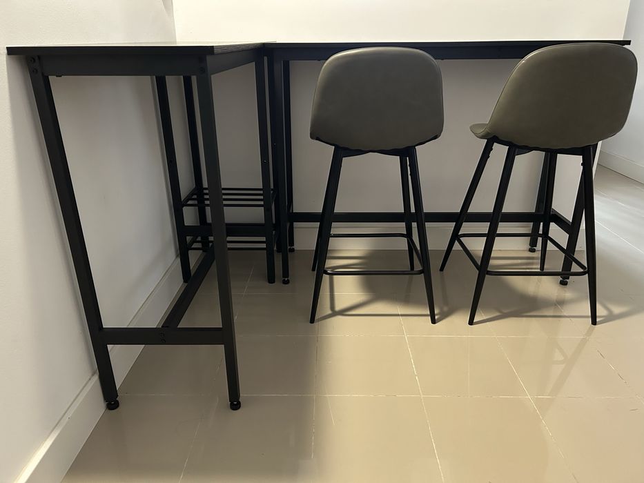 2 mesas altas de bar e 2 cadeiras