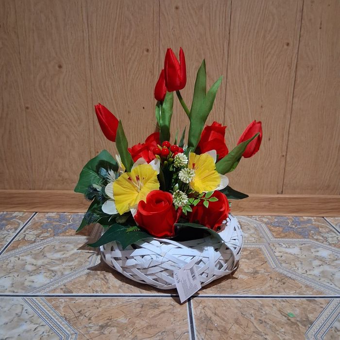 Czerwony stroik okolicznościowy kompozycja kwiatowa okrągłym  koszyku