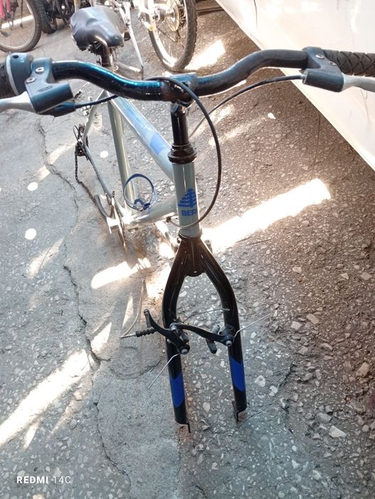 Bicicletas a andar e para restaurar