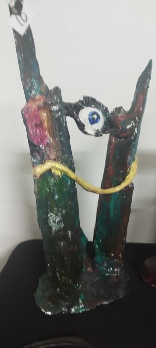 Olhos de Alma. Figuras únicas feitas de desperdícios e pintadas com tinta acrílica