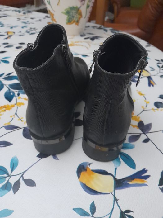 Botins pretos em pele seaside