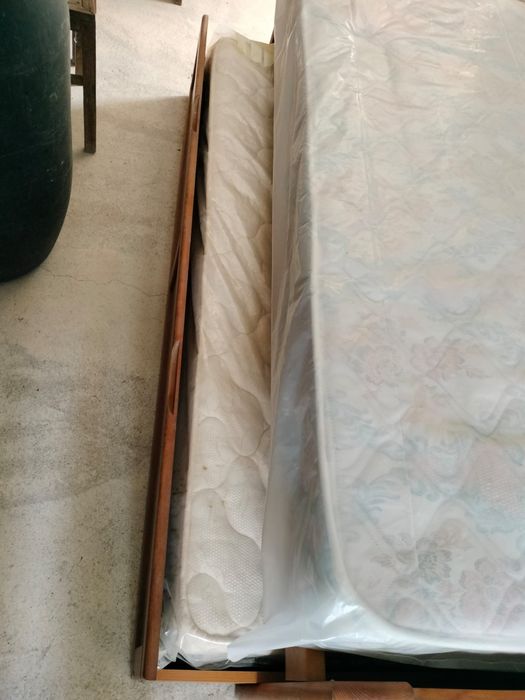 Cama individual / dupla / Sofá (com 2 colchões e 2 estrados  ( madeira