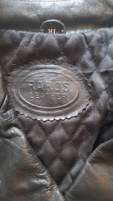 Casaco em pele natural.