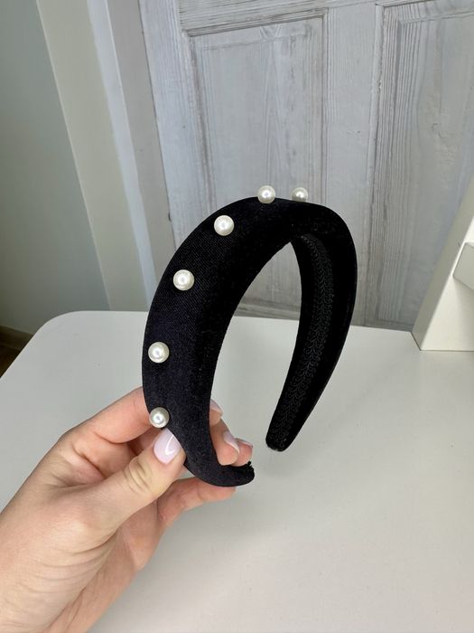 Czarna welurowa opaska na głowę z perłami