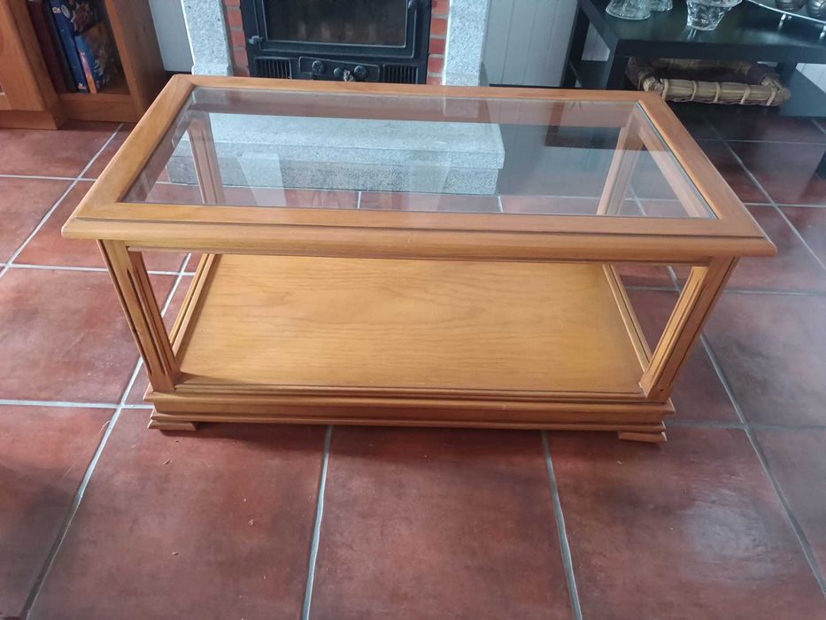 Móvel de sala com mesa de centro