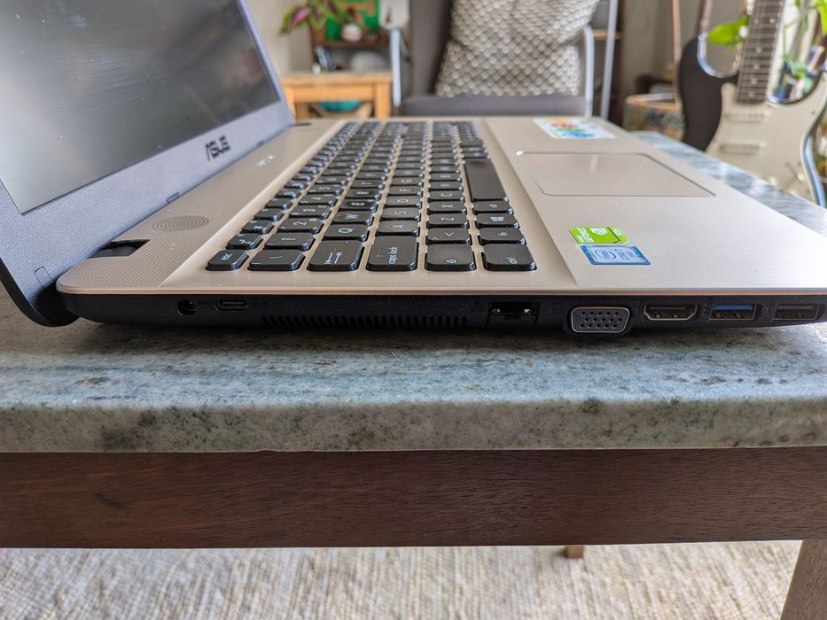 Portátil Asus A541U - Intel Core i7 / 8GB / 1TB / Formatado e Pronto a Usar