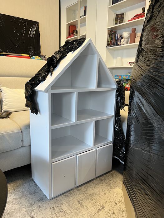 Regały w kształcie domku do pokoju dziecięcego