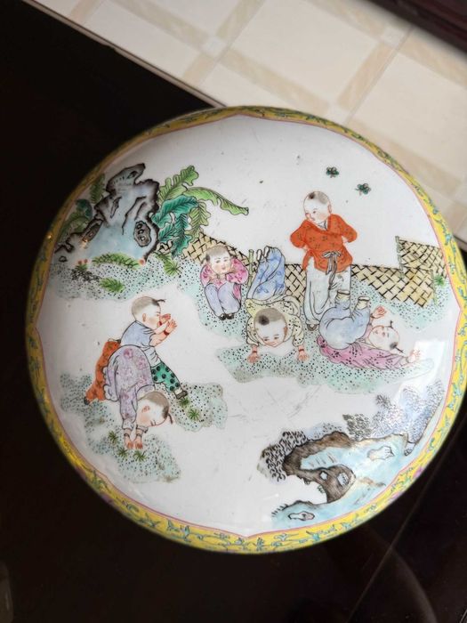 Caixa redonda em porcelana, decorada à mão no estilo Famille Rose