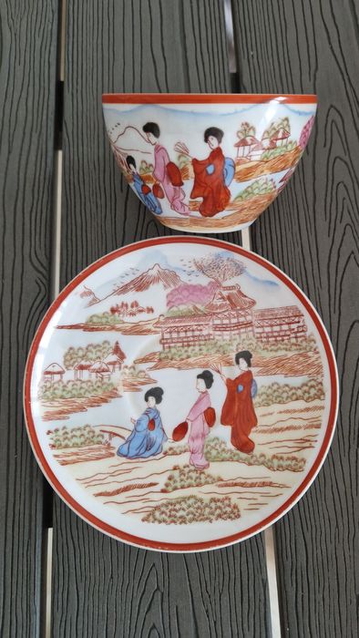 Chávenas e pires da marca Vista Alegre Portugal, coleção oriental